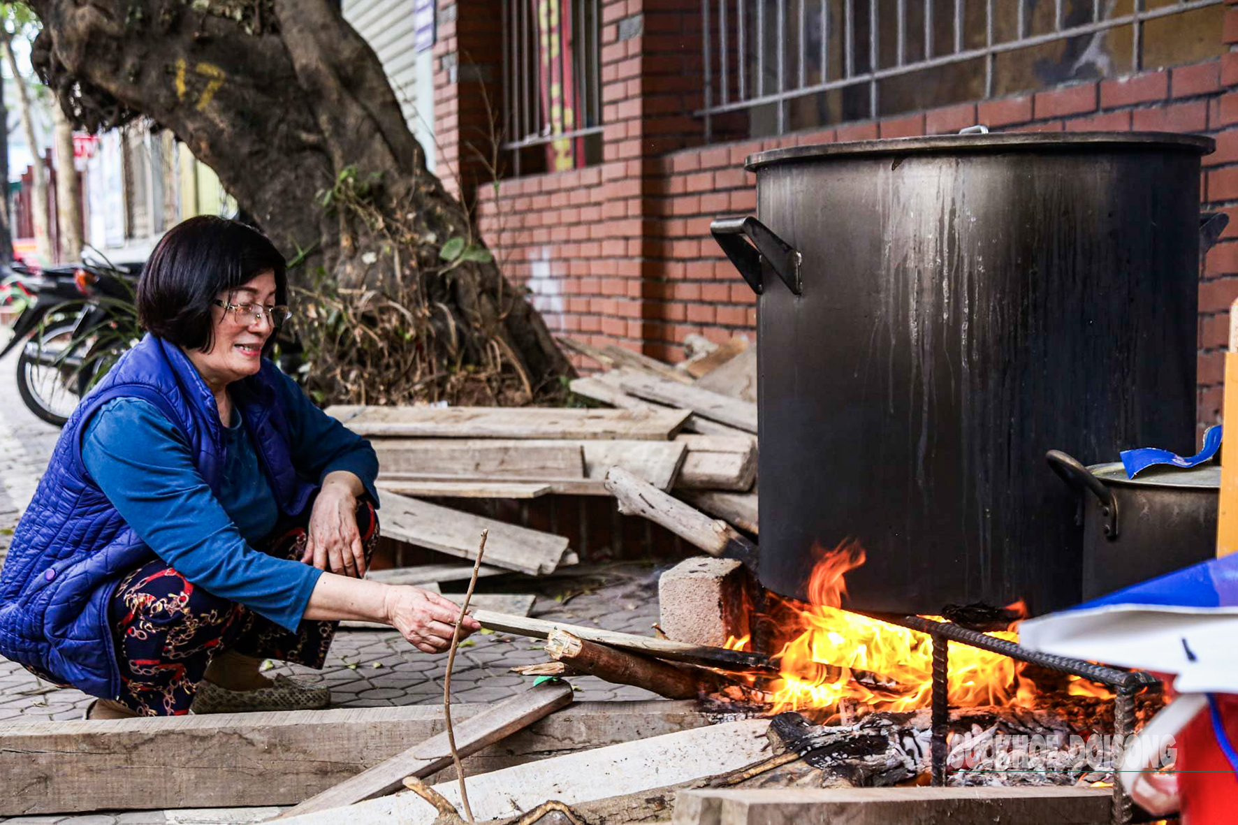 The traditional 12-hour boiling process requires family members to take turns tending the fire, making chung cake preparation a communal bonding experience